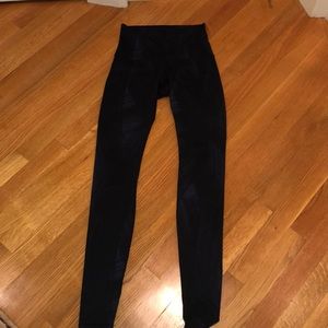Lululemon black and blue Wunderunder leggings